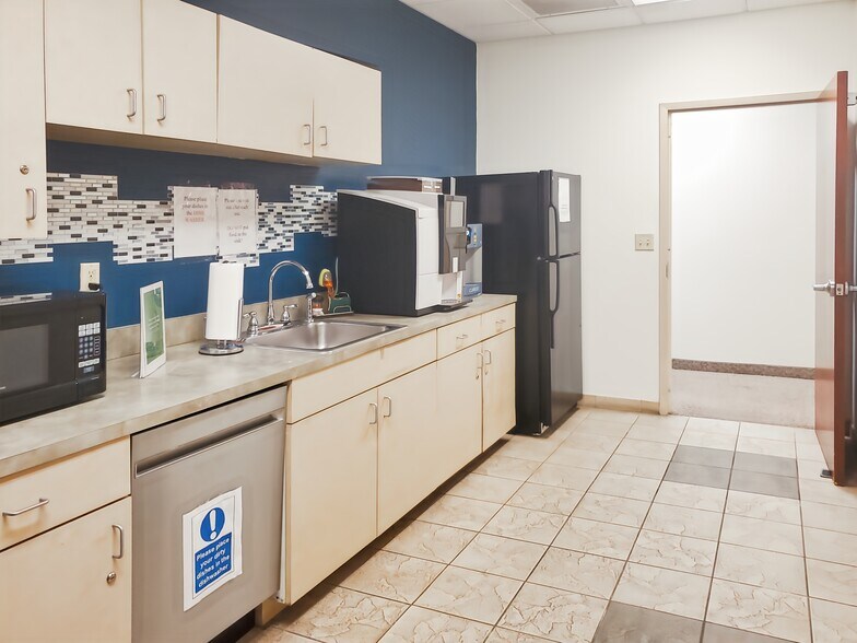 7320 E Fletcher Ave, Tampa, FL à louer - Photo intérieure - Image 2 de 15