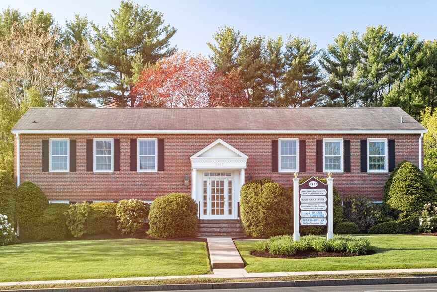 2437 Albany Ave, West Hartford, CT à louer - Photo du bâtiment - Image 1 de 1