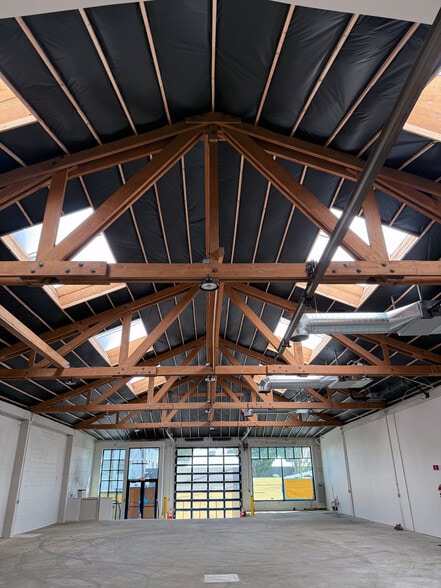 633 SE Clay St, Portland, OR for lease - Building Photo - Image 3 of 8