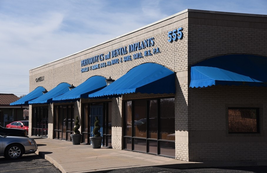 555 N Carriage Pky, Wichita, KS for sale - Building Photo - Image 2 of 7