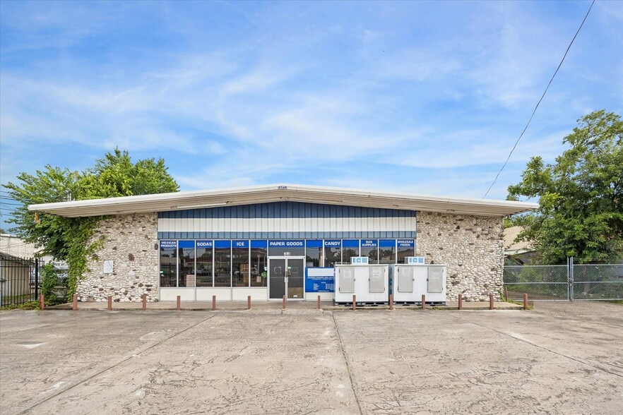 7515 Long Point Rd, Houston, TX for sale - Building Photo - Image 2 of 17
