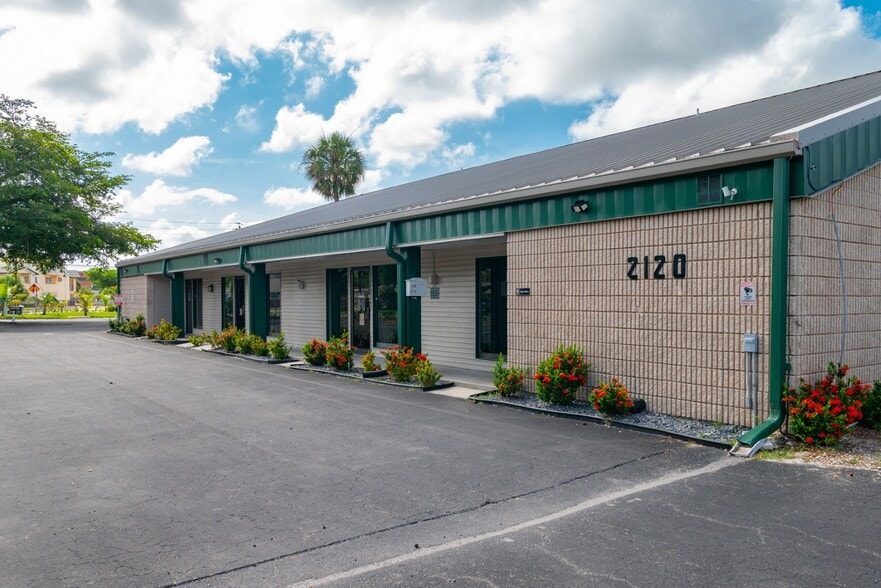 2120 Collier Ave, Fort Myers, FL à vendre - Photo principale - Image 1 de 14