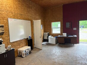 300 Aspen ln, Van, TX for lease Interior Photo- Image 2 of 5