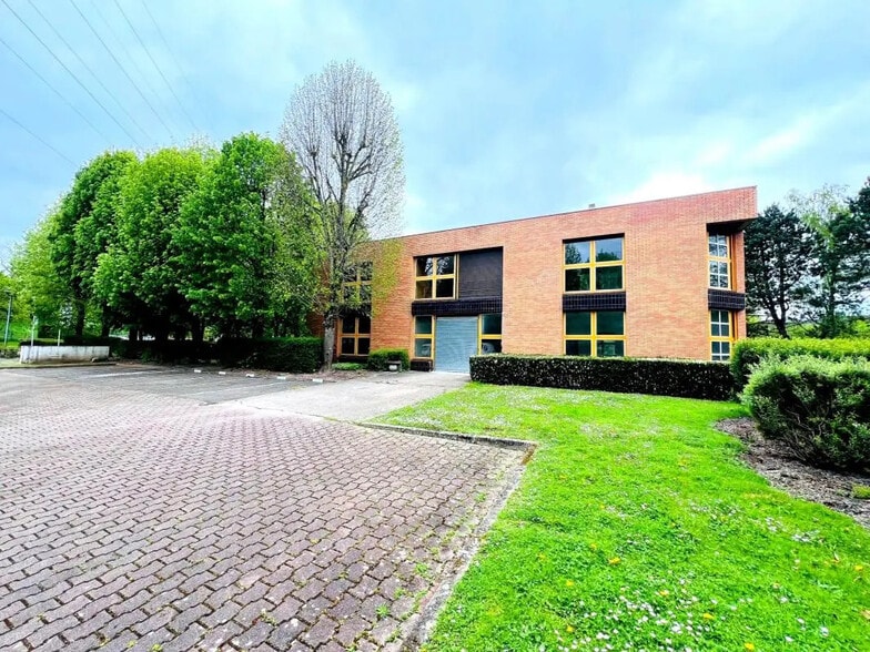 Flex in Montigny-le-Bretonneux for lease - Building Photo - Image 1 of 33