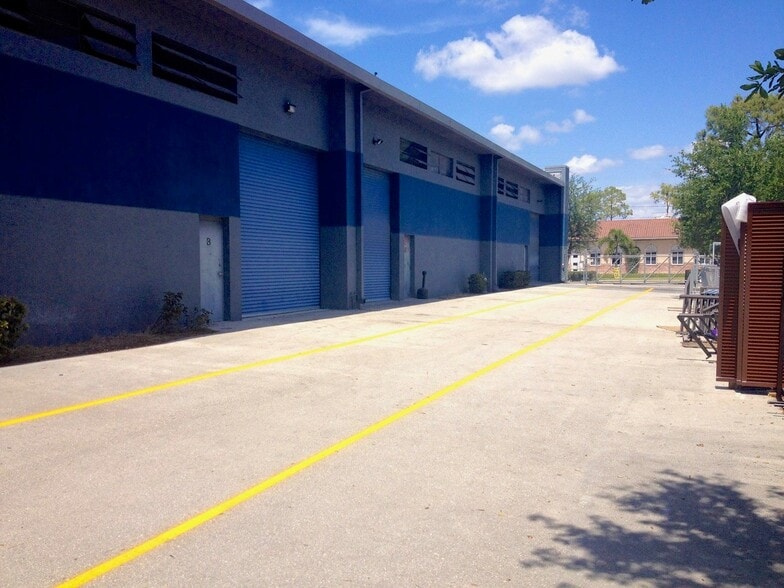 3960 Domestic Ave, Naples, FL for sale - Building Photo - Image 3 of 7