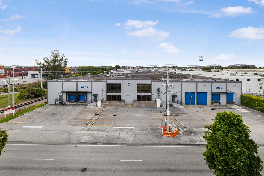 6960 NW 25th St, Miami, FL à louer - Photo du bâtiment - Image 1 de 9