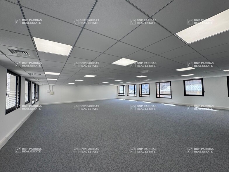 Office in Marseille for lease - Interior Photo - Image 2 of 6