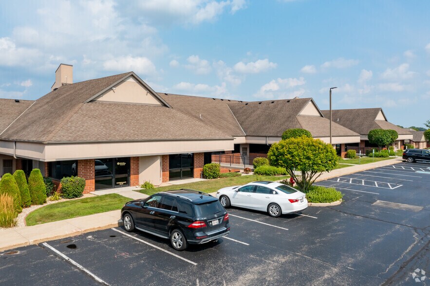 W177N9856-W178 N9912 Rivercrest Dr, Germantown, WI à louer - Photo du bâtiment - Image 2 de 4