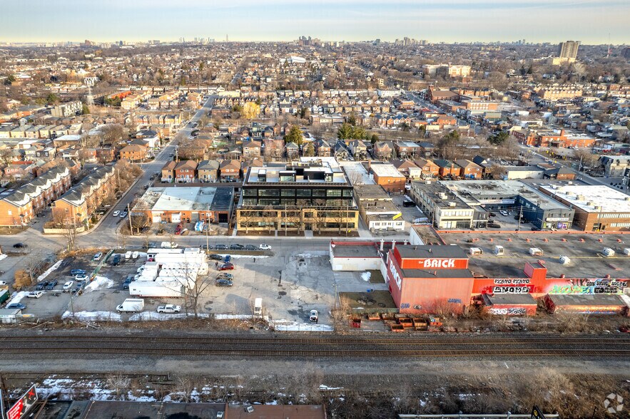 288-300 Geary Ave, Toronto, ON à vendre - Aérien - Image 2 de 3