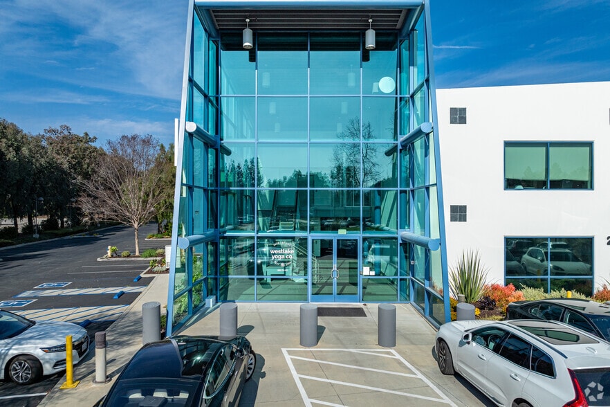 2475 Townsgate Rd, Westlake Village, CA for lease - Building Photo - Image 2 of 11