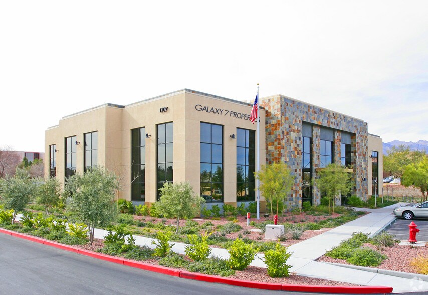 1707 Village Center Cir, Las Vegas, NV à louer - Photo du bâtiment - Image 2 de 14