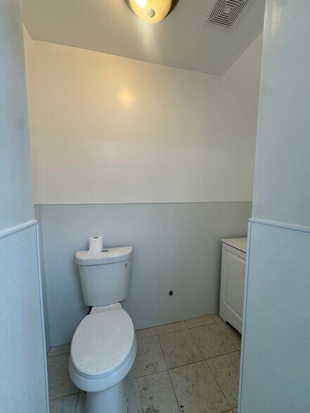 10209 101st Ave, Ozone Park, NY à louer - Photo du bâtiment - Image 3 de 3