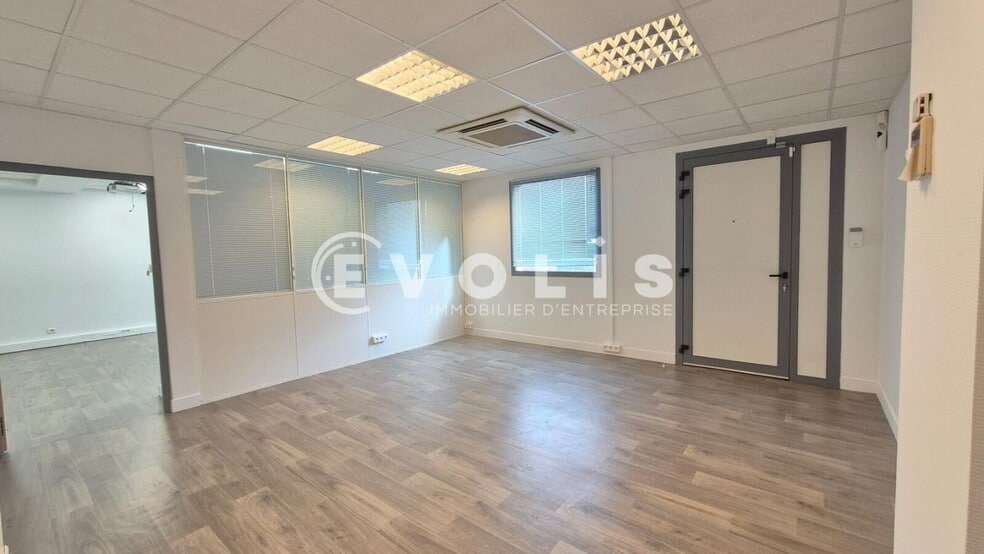 Office in Magny Le Hongre for lease - Interior Photo - Image 2 of 22