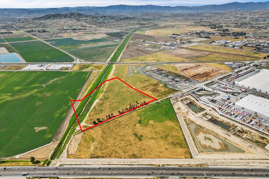 1176 Ellis Avenue, Perris, CA à vendre - Photo du bâtiment - Image 2 de 9