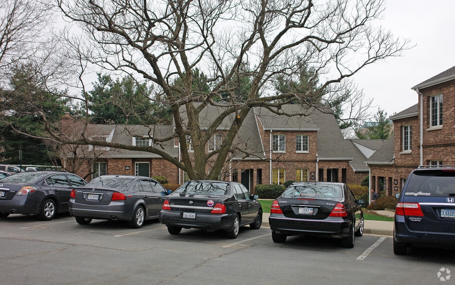 11731-11737 Bowman Green Dr, Reston, VA for lease - Building Photo - Image 2 of 4