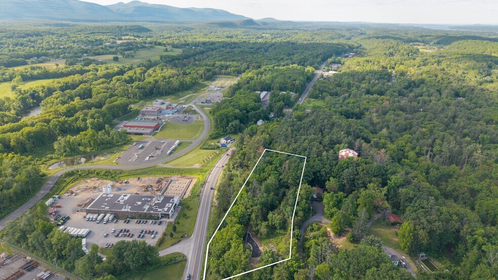 2096 Ulster Ave, Lake Katrine, NY à vendre - Photo du bâtiment - Image 2 de 61