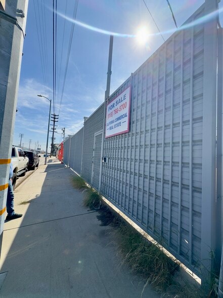 9819 Glenoaks Blvd, Sun Valley, CA for sale - Building Photo - Image 3 of 24