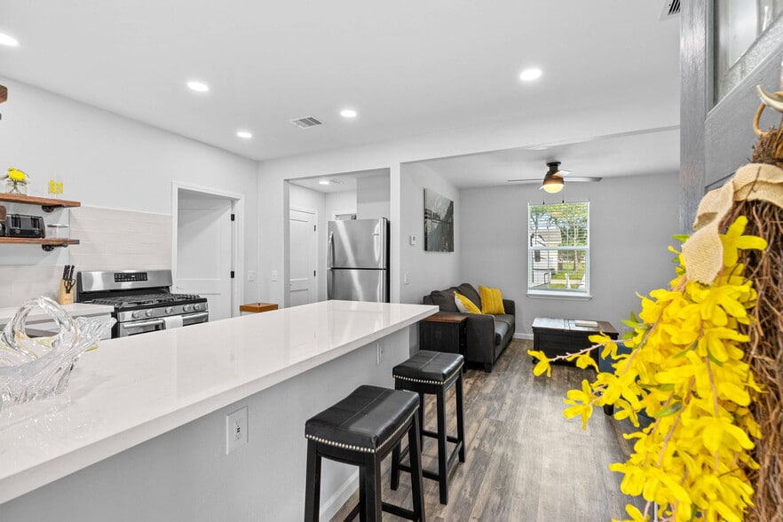 404 W 3rd St, League City, TX for sale - Building Photo - Image 2 of 55