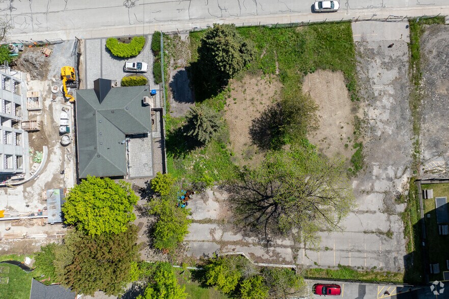 22 Bolton Av, Newmarket, ON for sale - Building Photo - Image 2 of 2