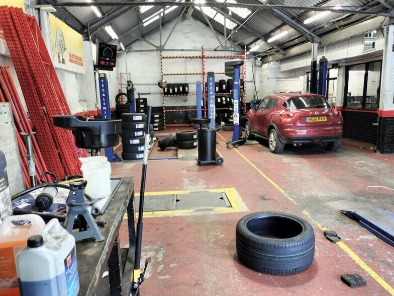 67 Boundary Rd, Woking à louer - Photo du bâtiment - Image 3 de 5