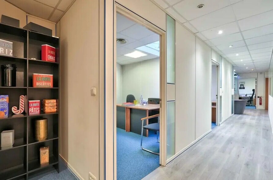 4-6 Rue D'Orleans, Saint-Cloud for sale - Interior Photo - Image 3 of 9