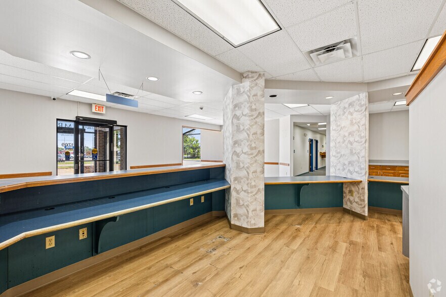 1709 S Rock Rd, Wichita, KS for lease - Interior Photo - Image 2 of 20