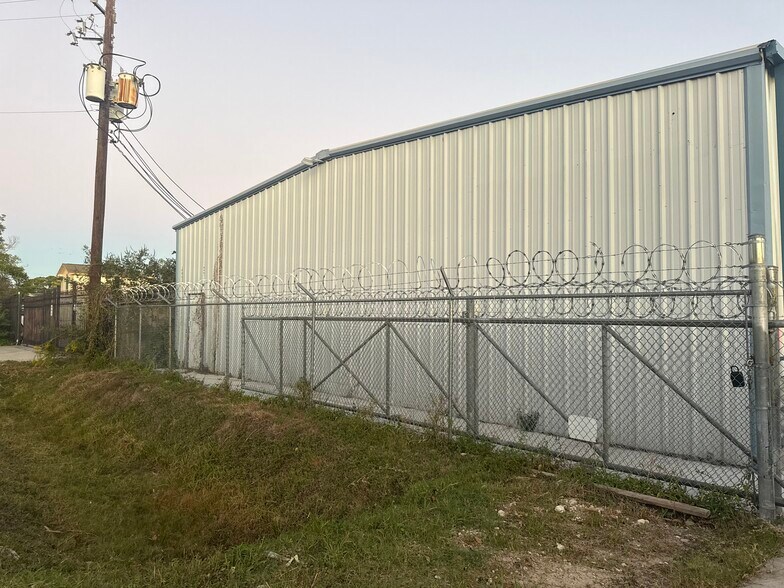 4823 Winfield Rd, Houston, TX à louer - Photo du bâtiment - Image 2 de 12