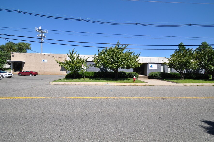 65 Commerce Rd, Carlstadt, NJ à louer - Photo principale - Image 1 de 3