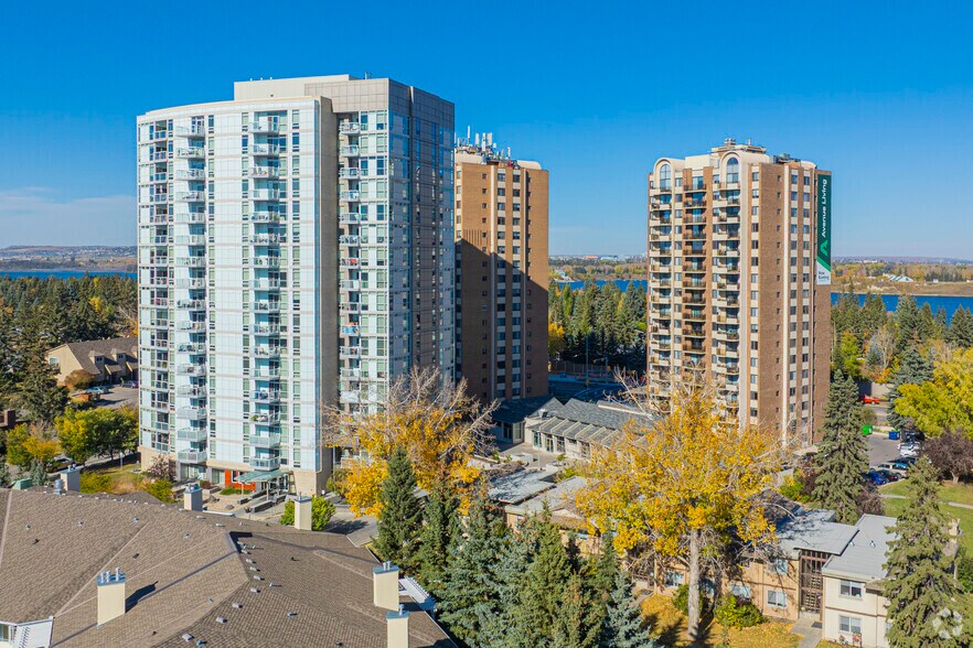 2105 90 Av SW, Calgary, AB à louer - Photo du bâtiment - Image 3 de 115