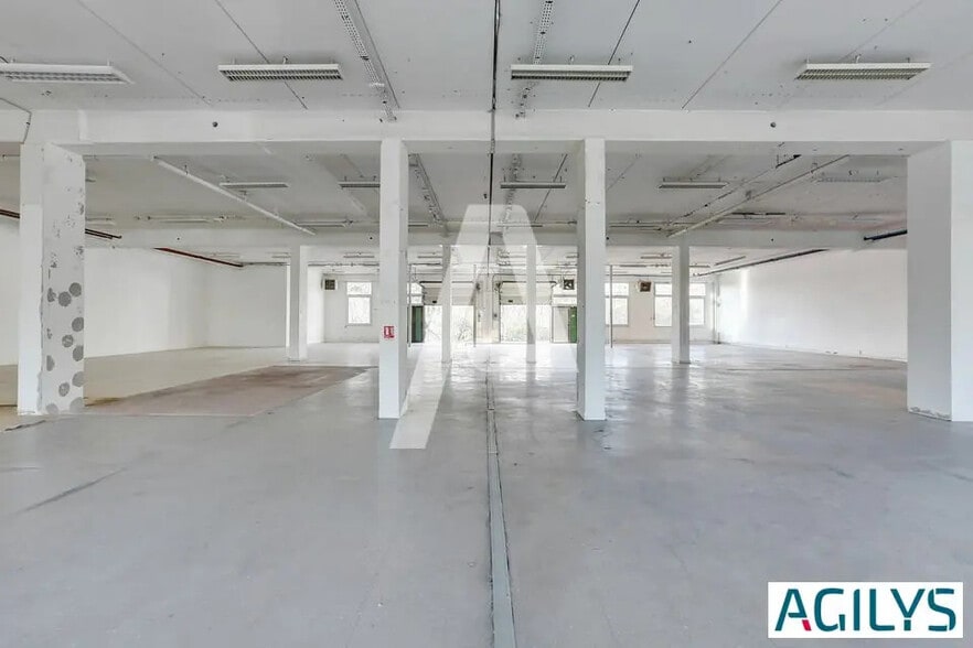 Flex in Les Ulis for lease - Interior Photo - Image 1 of 5