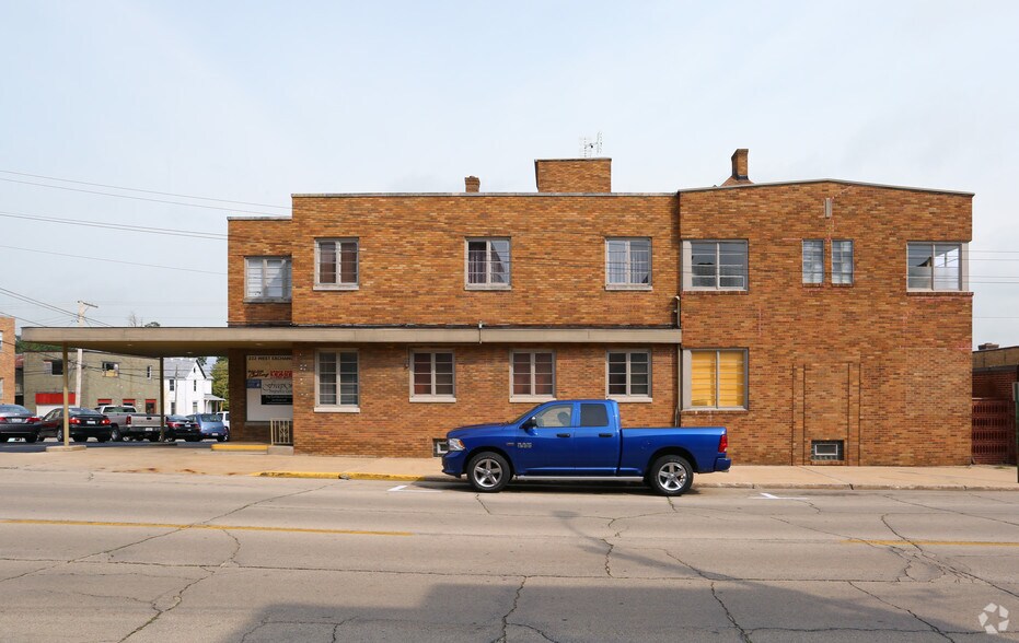 222 W Exchange St, Freeport, IL à vendre - Photo du bâtiment - Image 2 de 3
