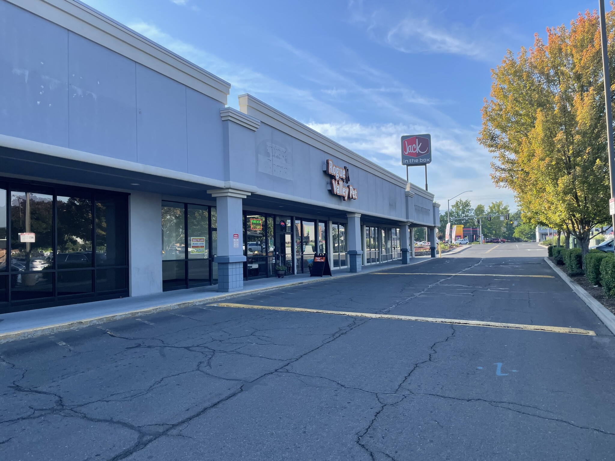 200-293 E Barnett Rd, Medford, OR for lease Building Photo- Image 1 of 6