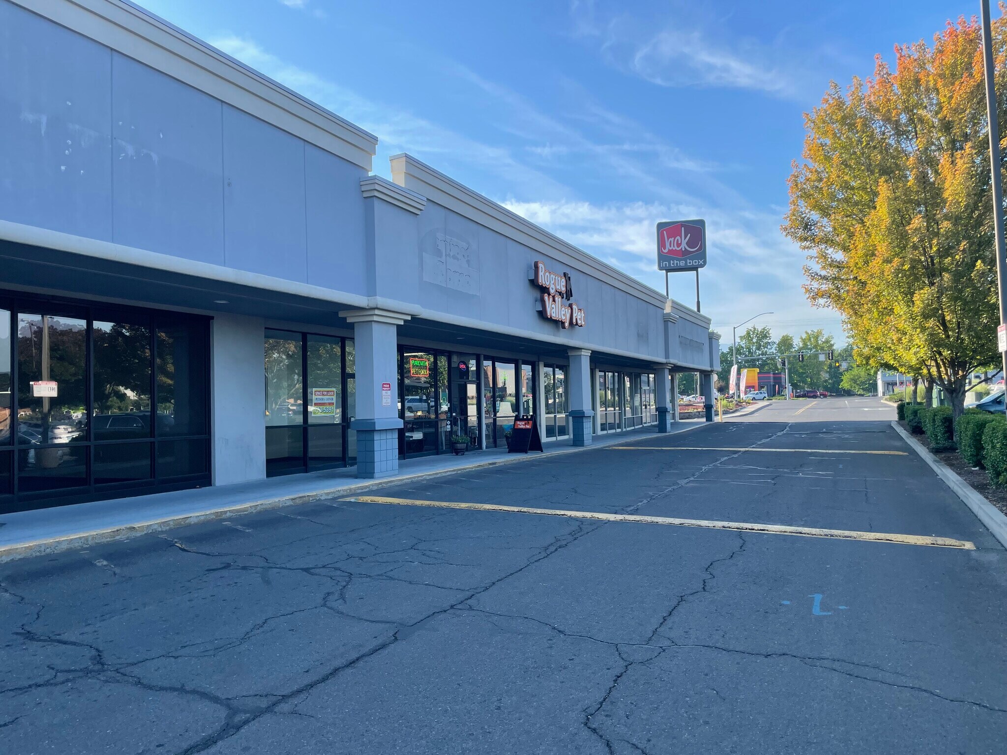200-293 E Barnett Rd, Medford, OR à louer Photo du bâtiment- Image 1 de 6