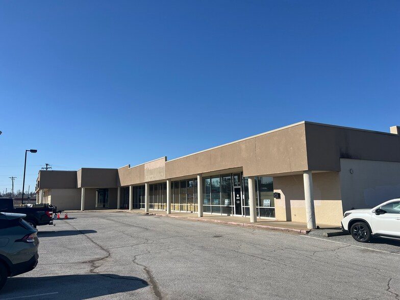 100 N 8th St, Rogers, AR à louer - Photo du bâtiment - Image 3 de 8