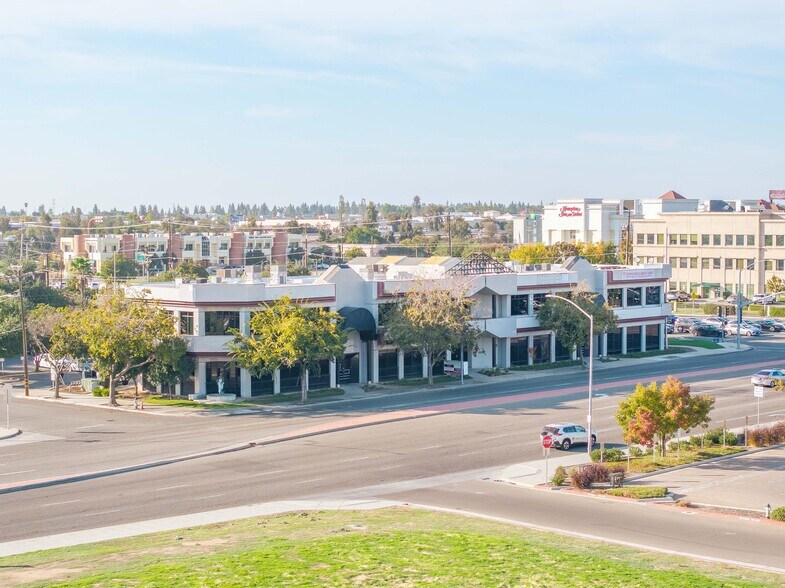 6769 N Fresno St, Fresno, CA à vendre - Photo du bâtiment - Image 2 de 5