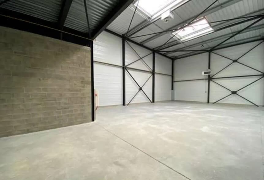 Industrial in Marines for sale - Building Photo - Image 3 of 6