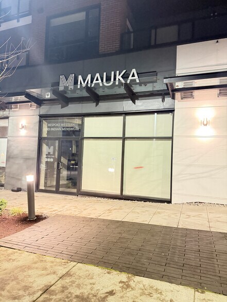 14858 60 Av, Surrey, BC à louer - Photo du bâtiment - Image 3 de 11