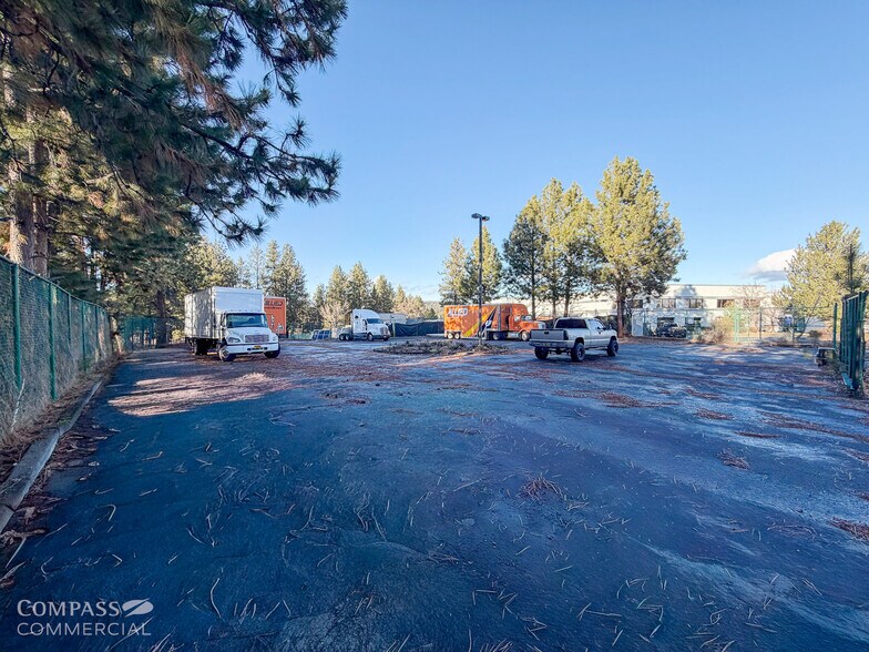 1010 Emkay Dr, Bend, OR à louer - Photo du bâtiment - Image 3 de 4
