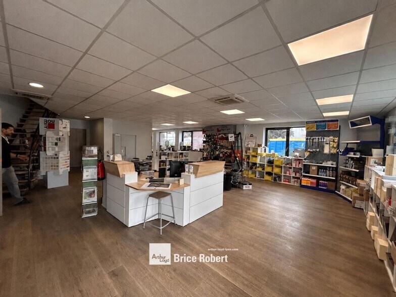 28 Rue Louis Pradel, Corbas for sale - Interior Photo - Image 2 of 7