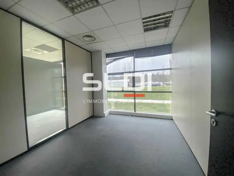 Allée Des Parcs, Saint-Priest for lease - Interior Photo - Image 3 of 6
