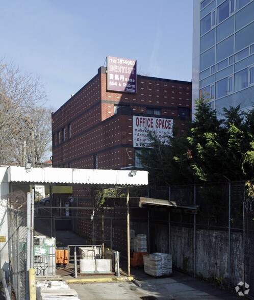 4514-45-16 251st St, Little Neck, NY à louer - Photo du bâtiment - Image 2 de 2