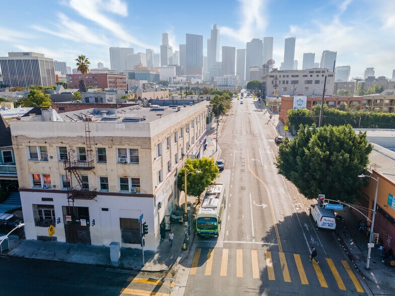 694 S Burlington Ave, Los Angeles, CA à vendre - Photo du bâtiment - Image 3 de 20