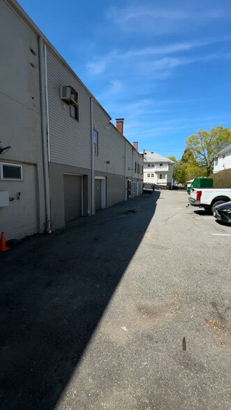 687 Belmont St, Belmont, MA à louer - Vidéo sur l’inscription commerciale - Image 2 de 10