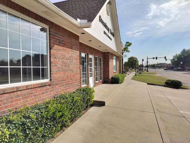 320 N Broadway, Edmond, OK for lease - Building Photo - Image 2 of 20