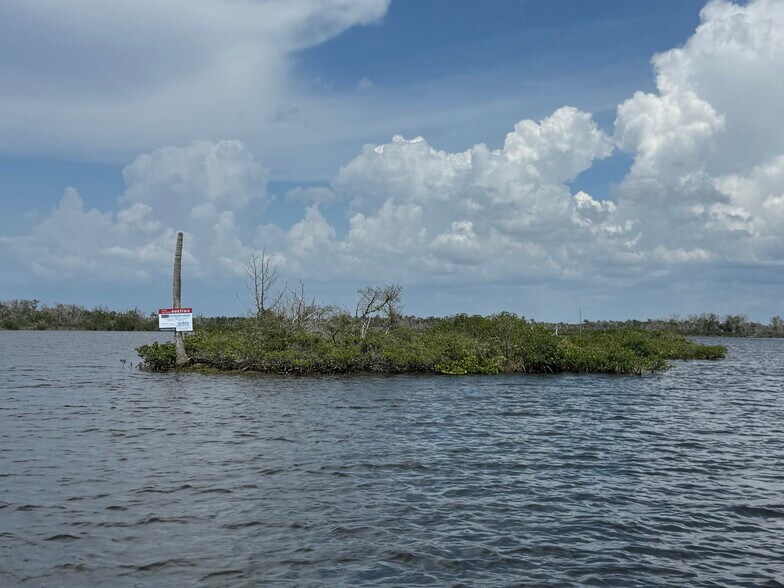 14548 Oyster Bayou, Homosassa, FL à vendre - Photo du bâtiment - Image 3 de 10
