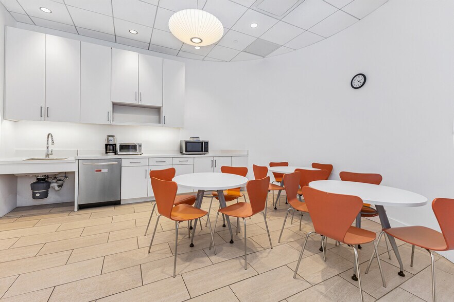 936 Broadway 2nd & 3rd Floor Condominium portefeuille de 2 propriétés à vendre sur LoopNet.ca - Photo du bâtiment - Image 3 de 12