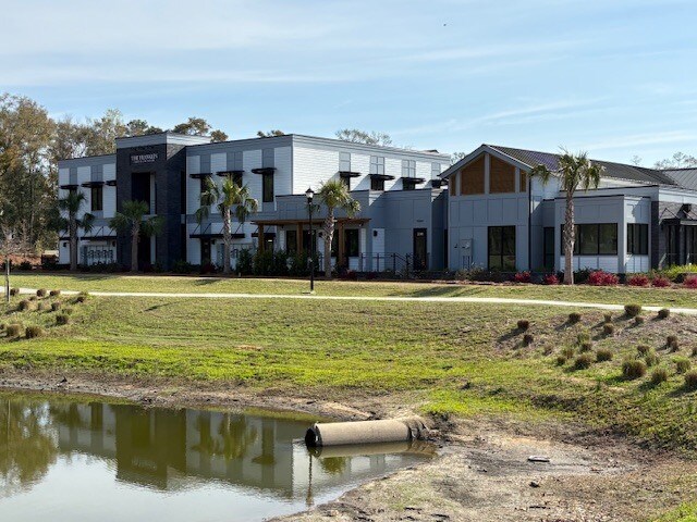 255 New Riverside Village Way, Bluffton, SC à louer - Photo du bâtiment - Image 3 de 6