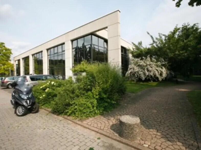 2 Rue Hélène Boucher, Guyancourt for lease - Building Photo - Image 1 of 4