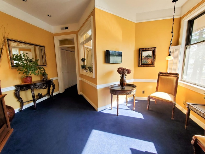 565 Brunswick Rd, Grass Valley, CA for sale - Interior Photo - Image 2 of 25