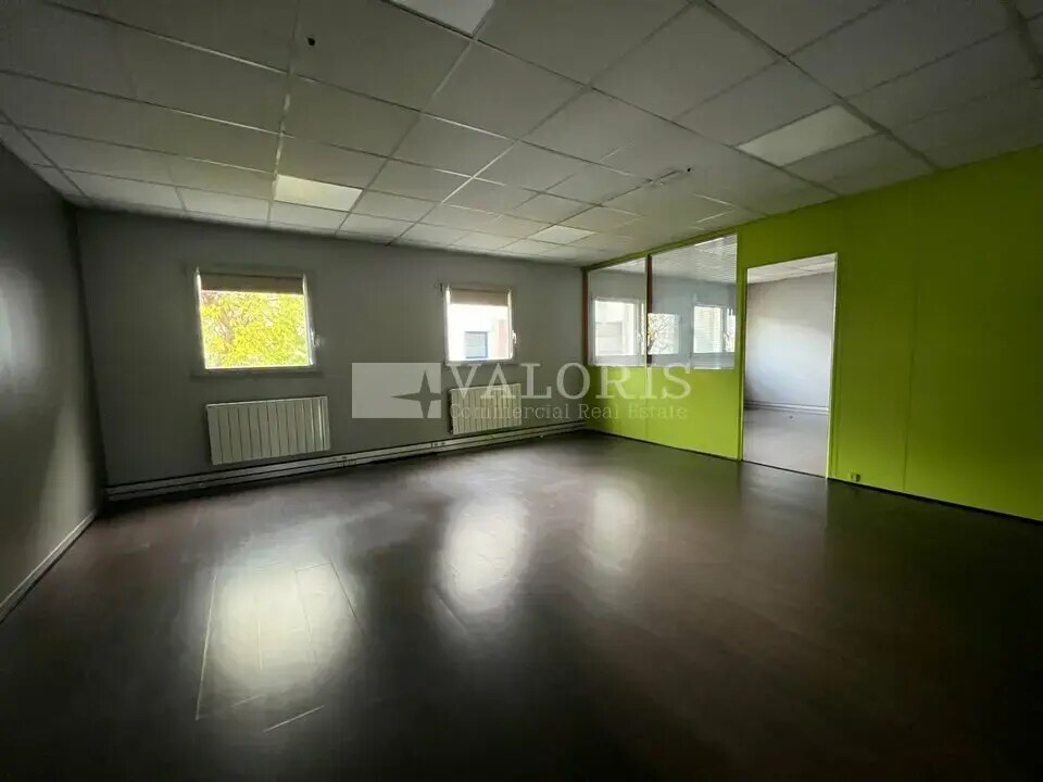 Office in Villeurbanne for lease Interior Photo- Image 1 of 10